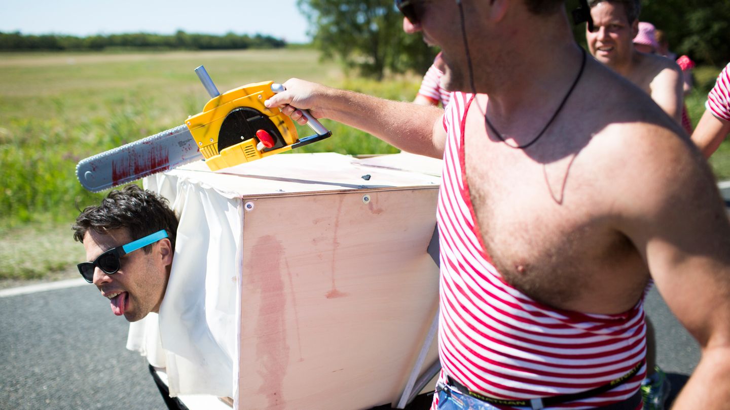 Verkleidet traben sie 42,195 Kilometer durch die berühmte Weinregion Médoc.