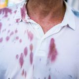 Auch wenn sich unser Reporter am Ende wie erschossen fühlte, sind das nur Weinflecken.