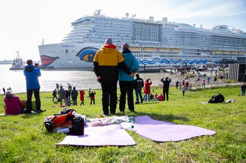 Auf einem Deich bei Gandersum: Schaulustige und die "Aida Nova"