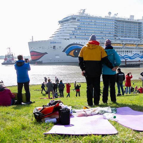 Auf einem Deich bei Gandersum: Schaulustige und die "Aida Nova"