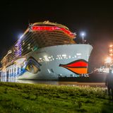 In der Nacht zu Dienstag wurde die "Aida Nova" von Schleppern über die Ems flussabwärts geführt.