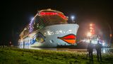 In der Nacht zu Dienstag wurde die "Aida Nova" von Schleppern über die Ems flussabwärts geführt.