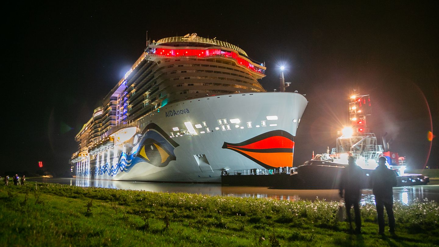 In der Nacht zu Dienstag wurde die "Aida Nova" von Schleppern über die Ems flussabwärts geführt.