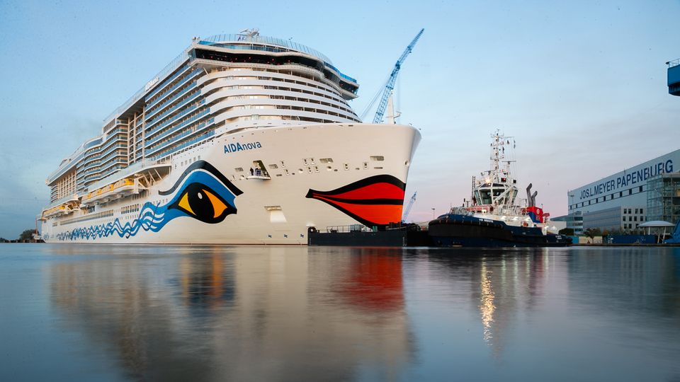 Bei der Meyer Werft in Papenburg am Montagabend: Schlepper bugsieren das Kreuzfahrtschiff "Aida Nova" vom Hafenbeckenin die Ems.