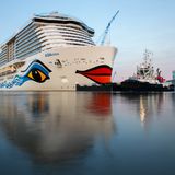 Bei der Meyer Werft in Papenburg am Montagabend: Schlepper bugsieren das Kreuzfahrtschiff "Aida Nova" vom Hafenbeckenin die Ems.