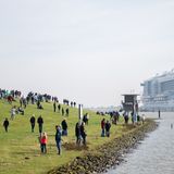 Trotz der frühen Morgenstunde am Dienstag stehen zahlreiche Schaulustige auf dem Emsdeich und verfolgen das Spektakel.