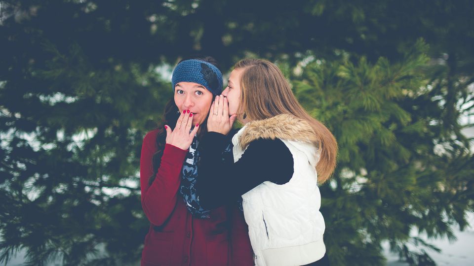 Zwei Frauen vor einer Tanne Kuscheln Zwei Frauen vor einer Tanne Kuscheln