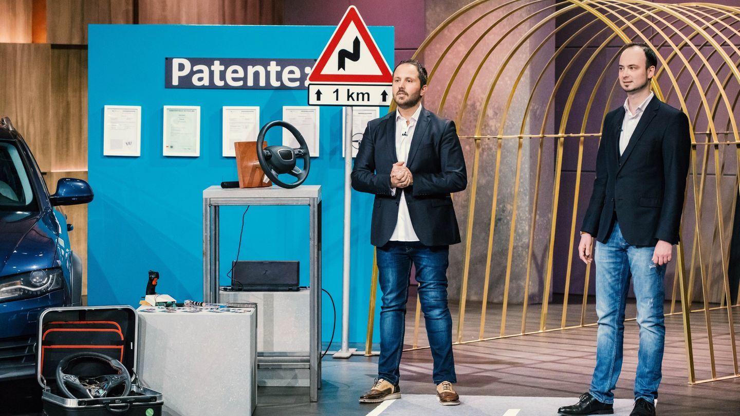 DHDL Denis Güzelocak (l.) und Stefan Weinzierl Denis Güzelocak (l.) und Stefan Weinzierl aus München präsentieren bei DHDL mit "CurveSYS"