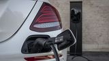 An einer Haushaltssteckdose ist der Mercedes 300 de nach rund fünf Stunden wieder voll geladen