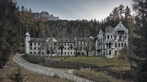 Bild 1 von 11 der Fotostrecke zum Klicken:  Vergangene Pracht: Diese Ruine gehört zu einem der Motive, die in dem Bildband "Geisterhäuser" zu sehen sind, der im Bruckmann Verlag erschienen ist.