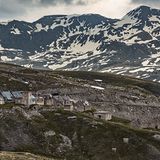 Die Gebäudereste eines ehemaligen Militärlagers im oberen Vallée de la Tinée in den französischen Alpen