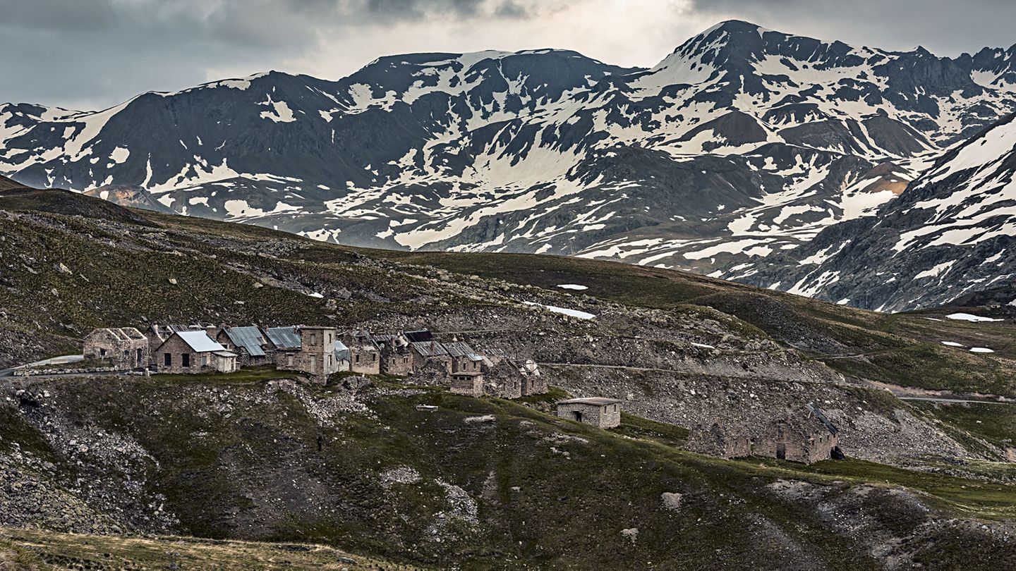 Die Gebäudereste eines ehemaligen Militärlagers im oberen Vallée de la Tinée in den französischen Alpen