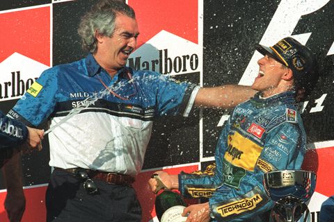 Flavio Briatore und Michael Schumacher begießen ihren Sieg 1995 in Japan