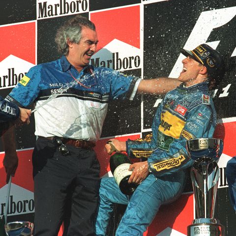 Flavio Briatore und Michael Schumacher begießen ihren Sieg 1995 in Japan