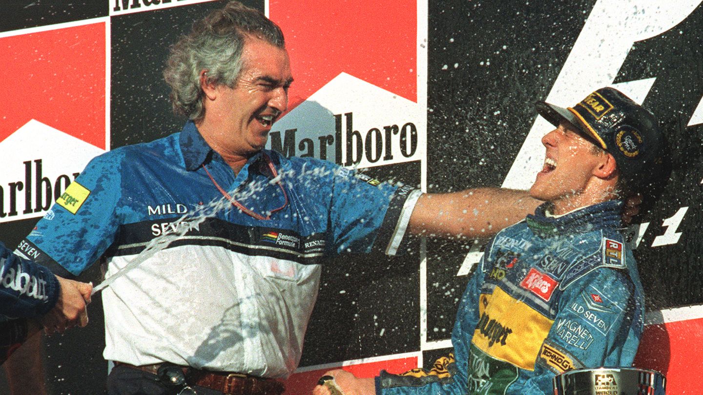 Flavio Briatore und Michael Schumacher begießen ihren Sieg 1995 in Japan