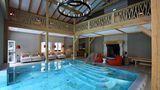 17 Punkte, drei Lilien: Weissenhaus Grand Village Resort, Weissenhaus  Nördlich von Lübeck ist ein heruntergekommer Gutshof zum Luxusresort direkt am Ostseestrand geworden. Um das renovierte Schloss gruppieren sich mehrere Nebengebäude, in denen die Zimmer und Suiten untergebracht sind. Ein unterirdischer Tunnel führt zum Spa-Bereich mit Anwendungsräumen, Saunalandschaft sowie einem kleinen Innen- und großen Außenpool. "Aktivprogramm, auch Yoga (in neuem, reetgedecktem Pavillon) und Meditation, die vier Saunen schließen um 21 Uhr", schreiben die Tester.  Preise: Nächtigung mit Frühstück ab 155 Euro, www.relax-guide.com/weissenhaus-grand-village-resort
