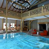 17 Punkte, drei Lilien: Weissenhaus Grand Village Resort, Weissenhaus  Nördlich von Lübeck ist ein heruntergekommer Gutshof zum Luxusresort direkt am Ostseestrand geworden. Um das renovierte Schloss gruppieren sich mehrere Nebengebäude, in denen die Zimmer und Suiten untergebracht sind. Ein unterirdischer Tunnel führt zum Spa-Bereich mit Anwendungsräumen, Saunalandschaft sowie einem kleinen Innen- und großen Außenpool. "Aktivprogramm, auch Yoga (in neuem, reetgedecktem Pavillon) und Meditation, die vier Saunen schließen um 21 Uhr", schreiben die Tester.  Preise: Nächtigung mit Frühstück ab 155 Euro, www.relax-guide.com/weissenhaus-grand-village-resort