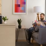 Wer zu faul zum Aufstehen ist, kann sich den Schrank ans Sofa kommen lassen.