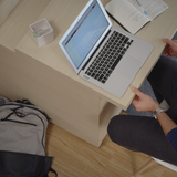 Ein ausziehbarer Schreibtisch wurde integeriert.