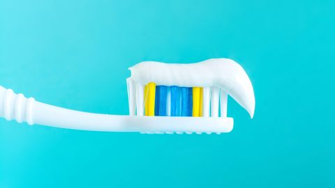 Zahnbürste mit Zahnpasta - viele Pasten enthalten Fluorid