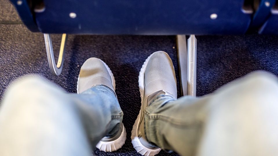 Nackte Füße auf Sitz: Ekel-Selfie aus Flugzeug sorgt bei Reddit-Usern für kreative Ratschläge Nackte Füße auf Sitz: Ekel-Selfie aus Flugzeug sorgt bei Reddit-Usern für kreative Ratschläge