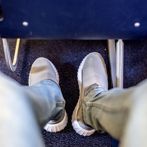 Darum sollten Sie nie ohne Schuhe durchs Flugzeug laufen