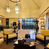 Stellenbosch: Delaire Graff Estate  Das Anwesen des Diamantenhändlers Laurence Graf mit Restaurant, Hotel und Spa liegt am Helshoogte Pass zwischen den bekannten Weinorten Stellenbosch und Franschhoek, eingebettet am Hang zwischen den Reben mit weitem Blick in die Landschaft. Serviert werden auch Tropfen aus dem hauseigenen Weingut.  Infos: www.delaire.co.za