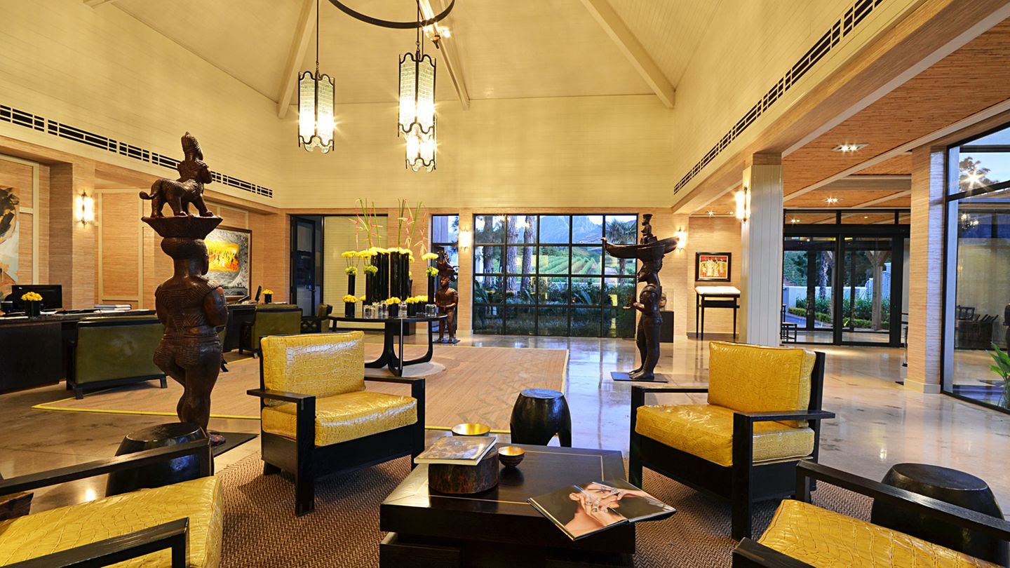 Stellenbosch: Delaire Graff Estate  Das Anwesen des Diamantenhändlers Laurence Graf mit Restaurant, Hotel und Spa liegt am Helshoogte Pass zwischen den bekannten Weinorten Stellenbosch und Franschhoek, eingebettet am Hang zwischen den Reben mit weitem Blick in die Landschaft. Serviert werden auch Tropfen aus dem hauseigenen Weingut.  Infos: www.delaire.co.za