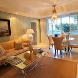 Camps Bay: Twelve Apostles  Das schwanweiße Fünf-Sterne-Hotel liegt hinter Camps Bay am Fuße der Bergkette Twelve Apostles, umgeben von unbebautem Land. Nur die Uferstraße trennt das Haus vom Atlantik. Hinter dem Luxushotel mit seinen 70 Zimmern und Suiten beginnen Wanderwege und liegt der hoteleigene Landeplatz für Hubschrauber - exklusiver kann man am Kap kaum wohnen.  Infos: www.12apostleshotel.com