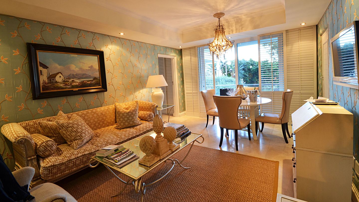 Camps Bay: Twelve Apostles  Das schwanweiße Fünf-Sterne-Hotel liegt hinter Camps Bay am Fuße der Bergkette Twelve Apostles, umgeben von unbebautem Land. Nur die Uferstraße trennt das Haus vom Atlantik. Hinter dem Luxushotel mit seinen 70 Zimmern und Suiten beginnen Wanderwege und liegt der hoteleigene Landeplatz für Hubschrauber - exklusiver kann man am Kap kaum wohnen.  Infos: www.12apostleshotel.com