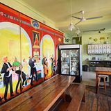 Kapstadt: Cat & Moose Backpackers Lodge  Eine Hostel-Institution in Kapstadt seit 1995 mit Preisen ab 9 Euro pro Nacht im Dormitory: Das verschachtelte Gebäude stammt aus dem Jahre 1792 und wirkt wie ein kleines Dorf. Im ersten Stock nimmt man das Frühstück am langen Holztisch ein oder kocht gemeinschaftlich ein Abendessen. Viele Bars liegen in unmittelbarer Umgebung.  Infos: http://catandmoose.co.za 