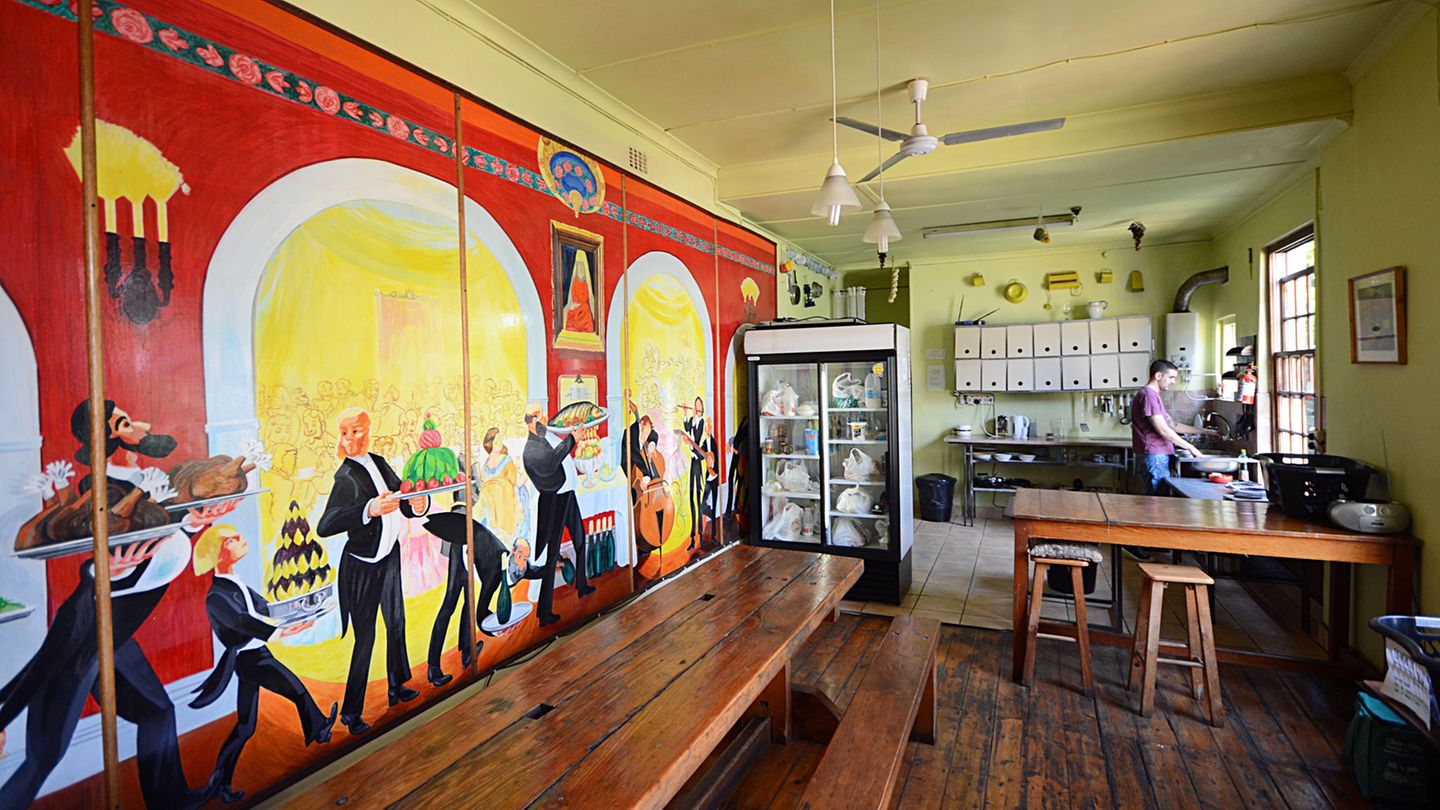 Kapstadt: Cat & Moose Backpackers Lodge  Eine Hostel-Institution in Kapstadt seit 1995 mit Preisen ab 9 Euro pro Nacht im Dormitory: Das verschachtelte Gebäude stammt aus dem Jahre 1792 und wirkt wie ein kleines Dorf. Im ersten Stock nimmt man das Frühstück am langen Holztisch ein oder kocht gemeinschaftlich ein Abendessen. Viele Bars liegen in unmittelbarer Umgebung.  Infos: http://catandmoose.co.za 