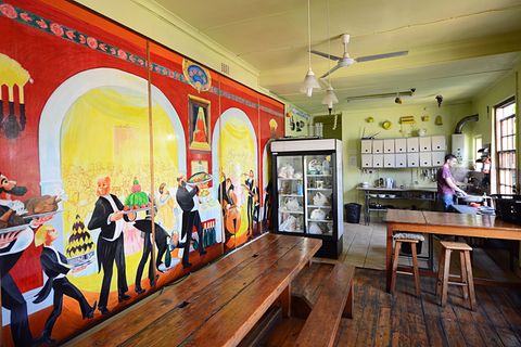 Kapstadt: Cat & Moose Backpackers Lodge  Eine Hostel-Institution in Kapstadt seit 1995 mit Preisen ab 9 Euro pro Nacht im Dormitory: Das verschachtelte Gebäude stammt aus dem Jahre 1792 und wirkt wie ein kleines Dorf. Im ersten Stock nimmt man das Frühstück am langen Holztisch ein oder kocht gemeinschaftlich ein Abendessen. Viele Bars liegen in unmittelbarer Umgebung.  Infos: http://catandmoose.co.za 
