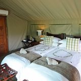 Hoedspruit: Simbavati River Lodge  Schlafen mitten in der Natur in einer der strohgedeckten Hütten oder unterm Zeltdach im Greater Kruger National Park. Die Lodge ist eine von vielen Safari-Unterkünften in der Region. In diesem an einem Flussufer gelegenen Game Reserve sind im Preis zwei Games Drives pro Tag inbegriffen.  Infos: www.simbavati.com