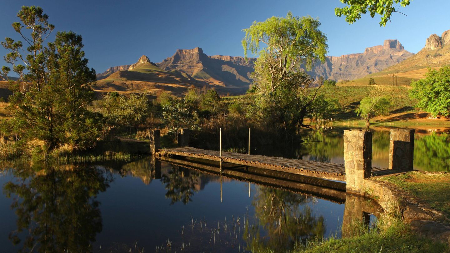 Tiere, Wandern, Bergsteigen: Royal Natal National Park Die Wege können lang und beschwerlich sein, doch im Royal Natal Nationalpark wird man am Ende immer mit einer spektakulären Aussicht auf sattgrüne Wiesen vor den emporragenden Drakensbergen belohnt. Die Unesco bezeichnete den Park als eine der spektakulärsten Natursehenswürdigkeiten in Afrika, er ist ein Paradies für Bergsteiger und Bergwanderer. Das Highlight ist das sogenannte Amphitheater, eine kilometerlange, mehrere hundert Meter hohe Felswand. Royal Natal National Park Die Wege können lang und beschwerlich sein, doch im Royal Natal Nationalpark wird man am Ende immer mit einer spektakulären Aussicht auf sattgrüne Wiesen vor den emporragenden Drakensbergen belohnt. Die Unesco bezeichnete den Park als eine der spektakulärsten Natursehenswürdigkeiten in Afrika, er ist ein Paradies für Bergsteiger und Bergwanderer. Das Highlight ist das sogenannte Amphitheater, eine kilometerlange, mehrere hundert Meter hohe Felswand.