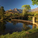 Royal Natal National Park  Die Wege können lang und beschwerlich sein, doch im Royal Natal Nationalpark wird man am Ende immer mit einer spektakulären Aussicht auf sattgrüne Wiesen vor den emporragenden Drakensbergen belohnt. Die Unesco bezeichnete den Park als eine der spektakulärsten Natursehenswürdigkeiten in Afrika, er ist ein Paradies für Bergsteiger und Bergwanderer. Das Highlight ist das sogenannte Amphitheater, eine kilometerlange, mehrere hundert Meter hohe Felswand.