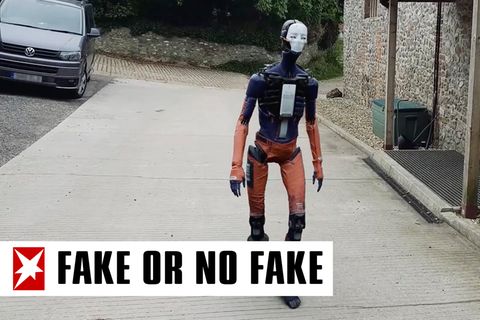 Humanoid auf einem Bürgersteig
