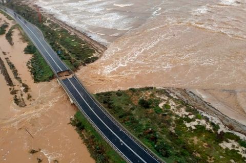 Italien, Cagliari: Die Luftaufnahme zeigt die eingestürzten Brücke über den Fluss Santa Lucia