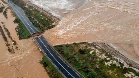 Italien, Cagliari: Die Luftaufnahme zeigt die eingestürzten Brücke über den Fluss Santa Lucia