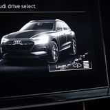 Im Offroad-Fahrmodus kann man die Karosserie des e-tron ganz nach oben heben, um mehr Bodenfreiheit zu bekommen