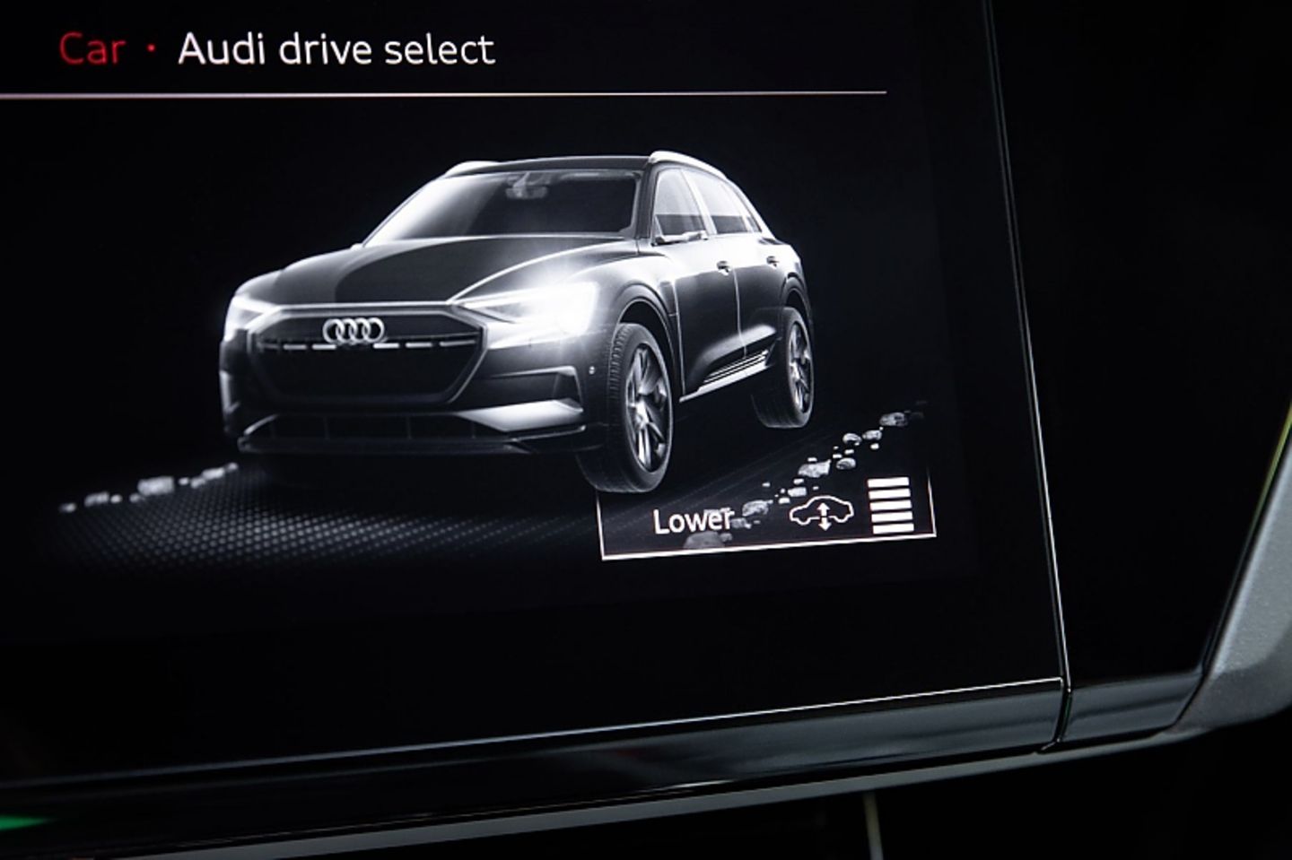 Im Offroad-Fahrmodus kann man die Karosserie des e-tron ganz nach oben heben, um mehr Bodenfreiheit zu bekommen