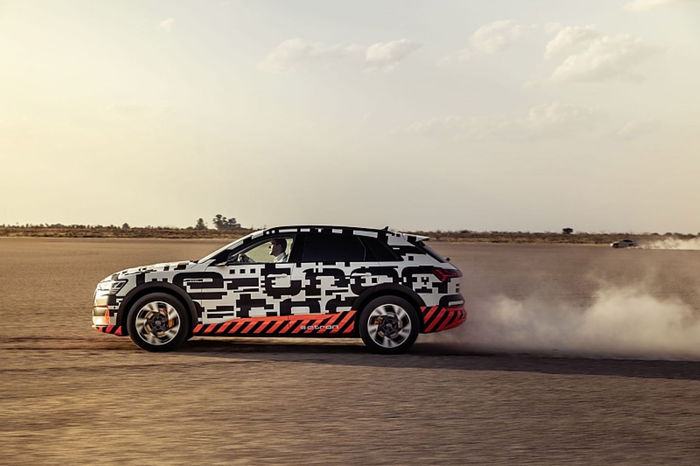 Die Spitzengeschwindigkeit des Audi e-tron beträgt 300 km/h