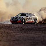 In schnellen Kurven lässt sich das Gewicht von rund 2.5 Tonnen nicht verleugnen