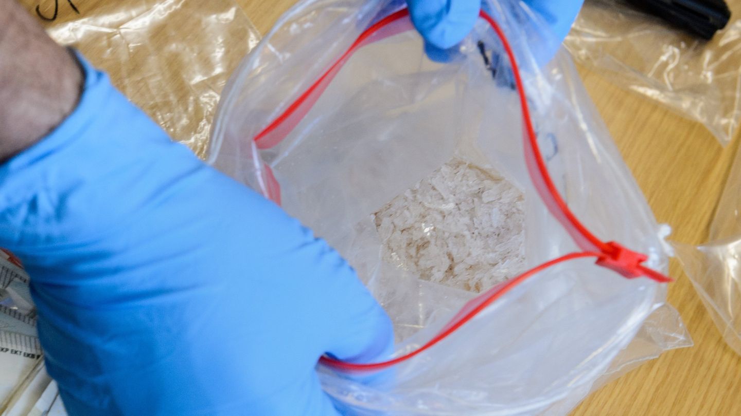 Ein Kriminalbeamter präsentiert Crystal Meth in einer Plastiktüte