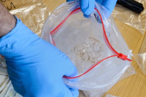 Ein Kriminalbeamter präsentiert Crystal Meth in einer Plastiktüte