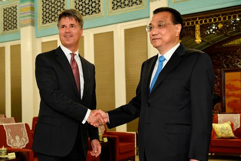  chinas premeir Li Keqiang (r.) und Harald Kruger feiern ihren Deal