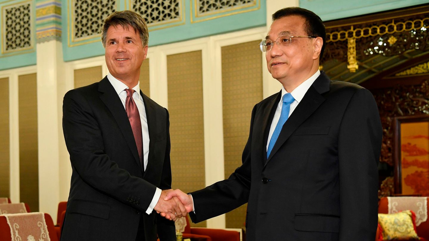  chinas premeir Li Keqiang (r.) und Harald Kruger feiern ihren Deal