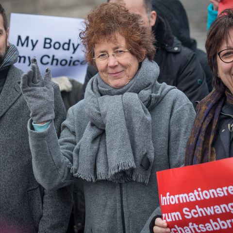 Ärztin Kristina Hänel (Mitte) auf einer Kundgebung für die Abschaffung des Abtreibungs-Werbungsverbotes in Paragraf 219a.
