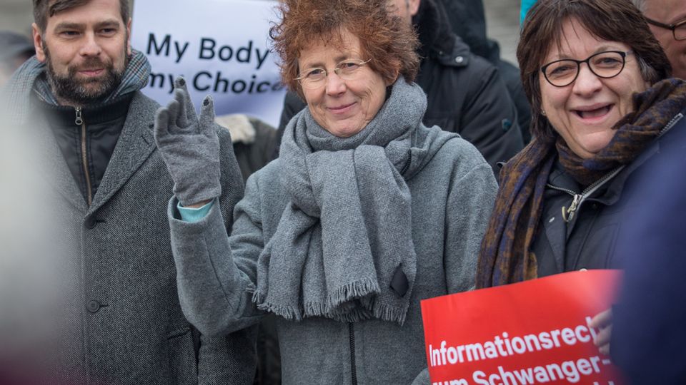 Ärztin Kristina Hänel (Mitte) auf einer Kundgebung für die Abschaffung des Abtreibungs-Werbungsverbotes in Paragraf 219a.