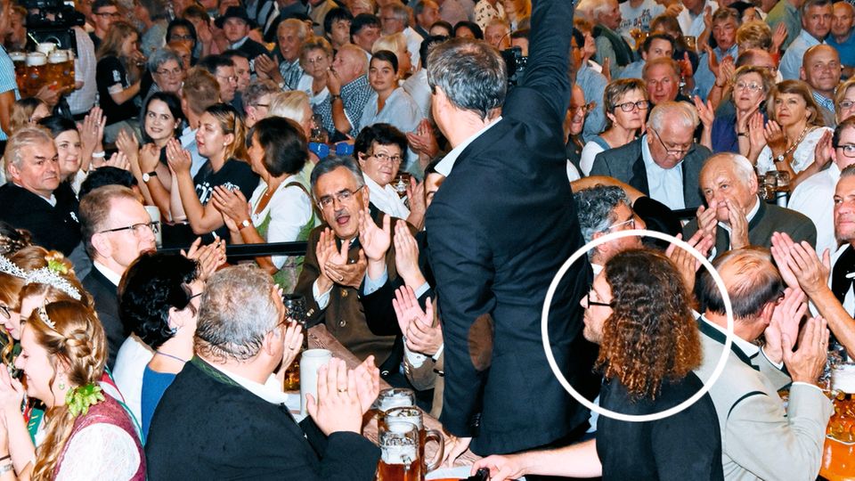 Bayerische Landtagswahl: Im Kreise seiner Lieben – fast: Bei Söders Auftritt im Bierzelt zu Moosburg schafft es der stern-Reporter, sich mit södermäßiger List am Honoratioren-Tisch niederzulassen Im Kreise seiner Lieben – fast: Bei Söders Auftritt im Bierzelt zu Moosburg schafft es der stern-Reporter, sich mit södermäßiger List am Honoratioren-Tisch niederzulassen